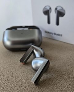 Samsung Buds 3 Pro R630 Black wireless earbuds with charging case and active noise cancellation
